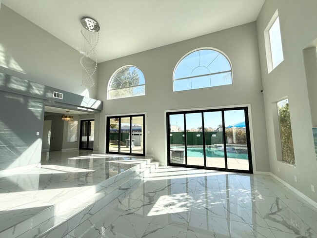 Foto del edificio - 5/BD 3/BA Modern Luxury Living with Pool, ...