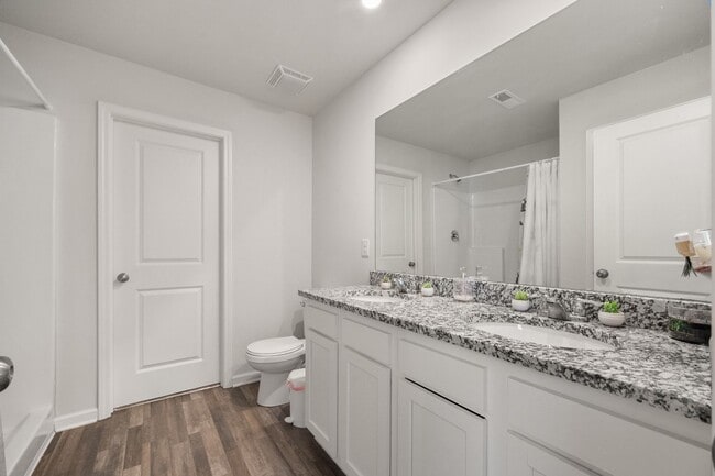 Foto del edificio - Modern Spacious 5-Bedroom Home Built in 2023