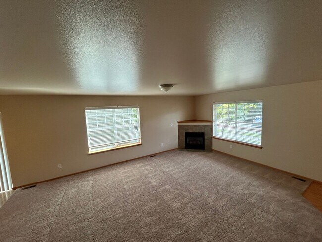Building Photo - 2200 Greenview Circle #29