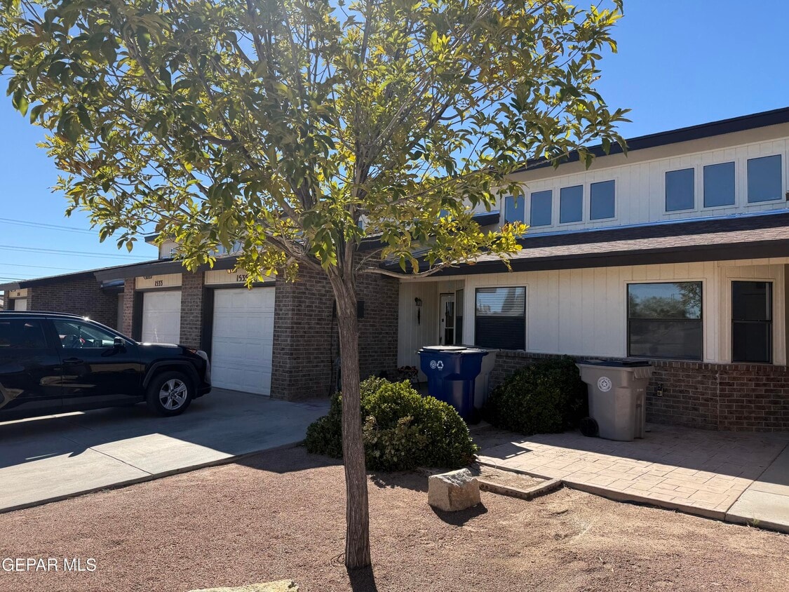 Building Photo - 1531 Common Dr