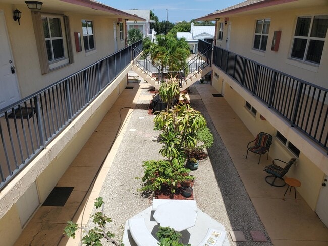 Foto del edificio - 217 S Lakeside Dr