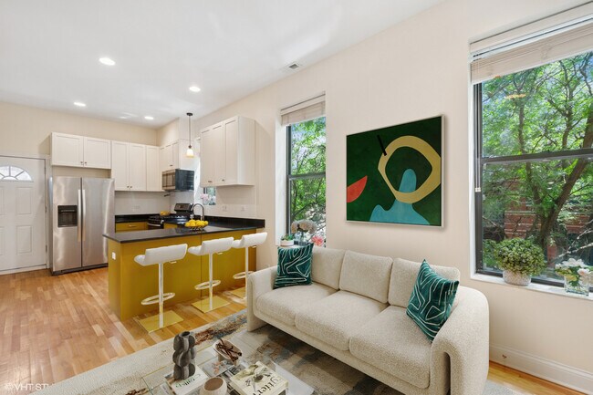 Foto del edificio - 2329 N Oakley Ave