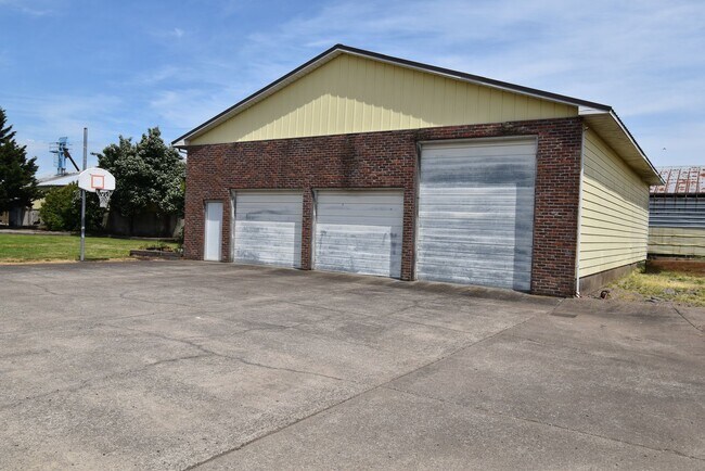 Foto del edificio - Spacious home on acreage and a Dairy Farm