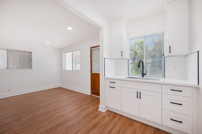 Building Photo - Fully Renovated 2BR/1BA Home with Modern Updates