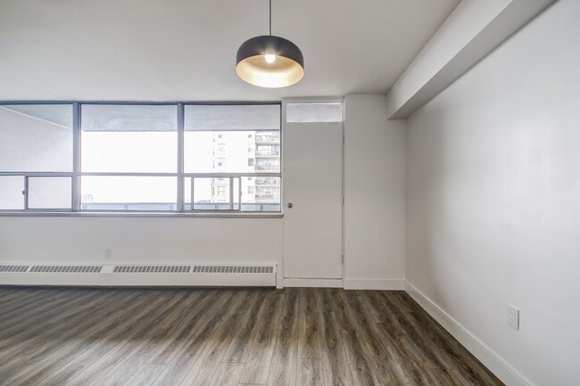 Building Photo - 370 Ridelle Ave