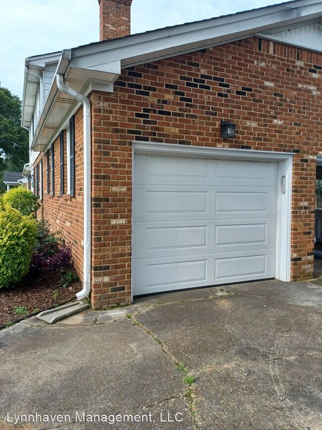 Building Photo - 4 br, 3.5 bath House - 1045 Five Forks Rd