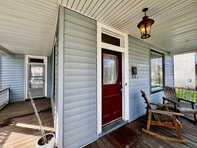 Building Photo - Beautiful Victorian home centrally located...