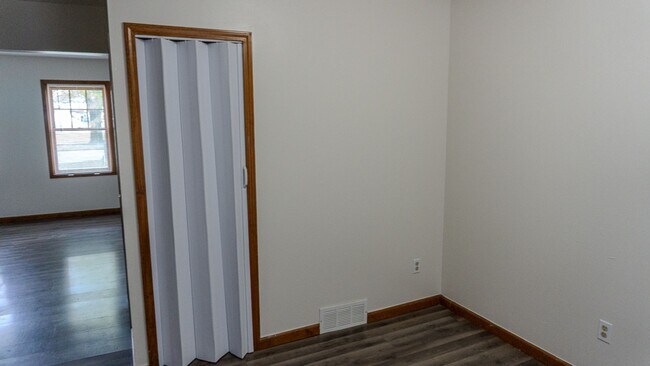 Building Photo - Updated 3-Bedroom Townhouse in Convenient ...