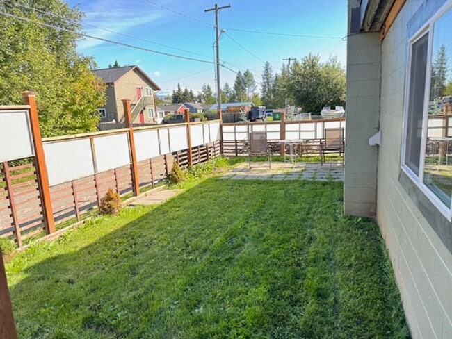 Building Photo - Clean Downtown One Bedroom Utilities Included