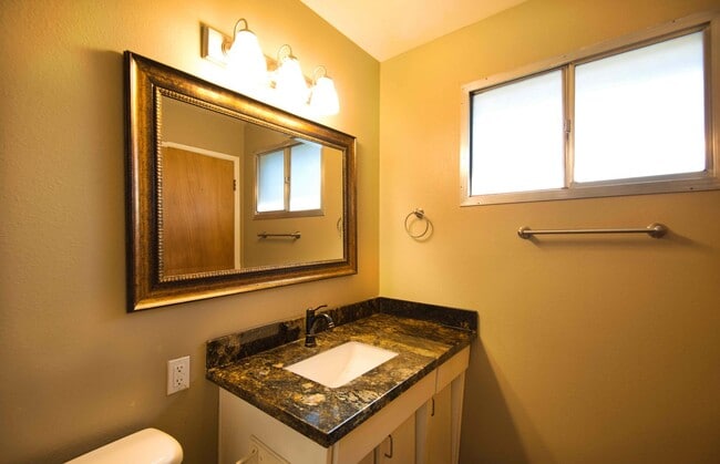 Building Photo - Charming 5-Bedroom Pool Home in Prime Tempe Location