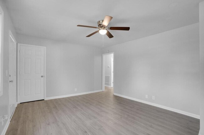 Building Photo - 252 Raintree Dr