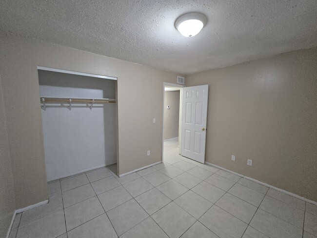 Building Photo - 9415 Goldenrod Rd