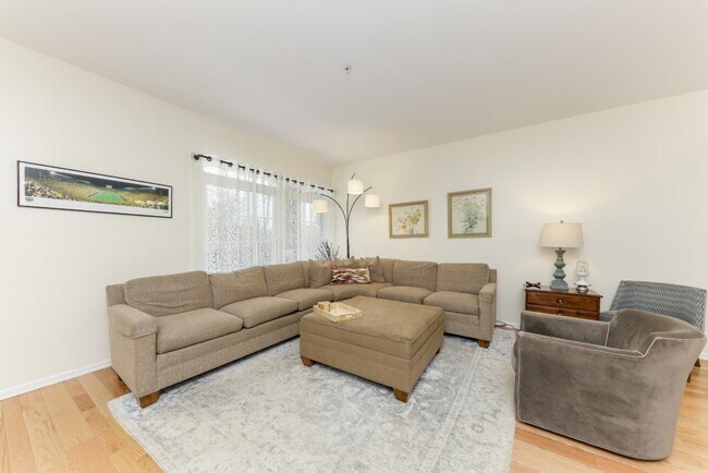 Building Photo - 241 W Oakbrook Dr