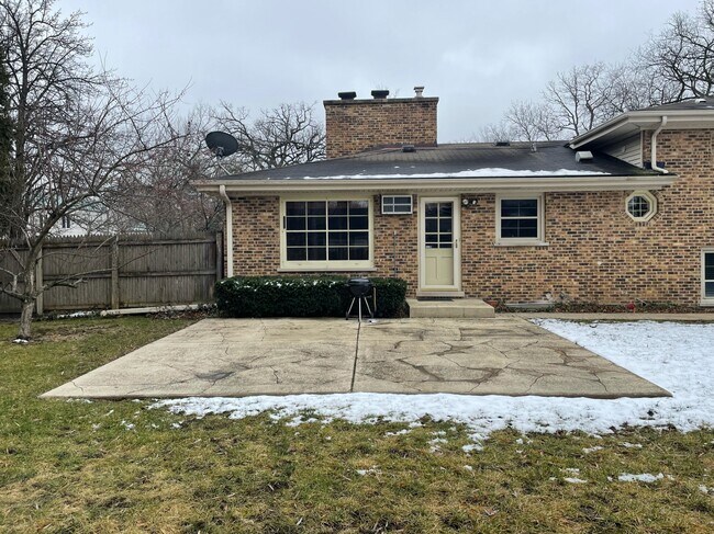 Building Photo - 992 Armour Cir