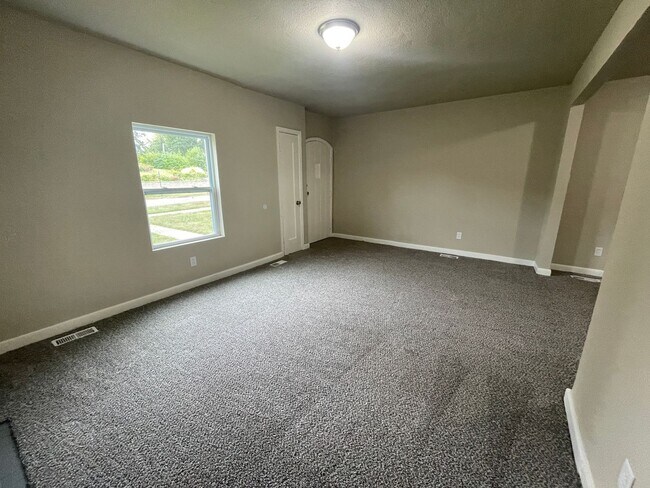 Building Photo - Large 2 Bedroom for Rent Marshalltown