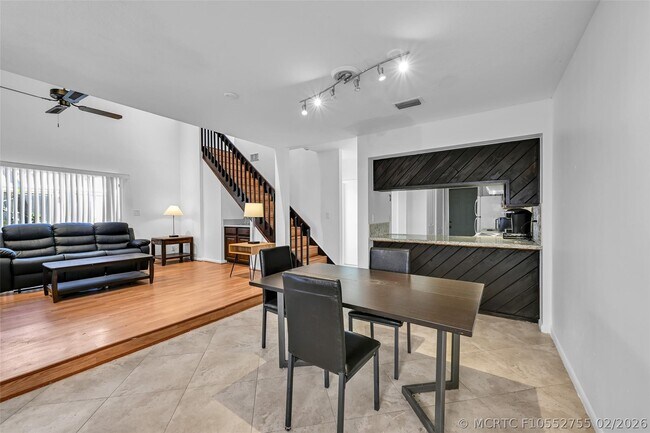 Foto del edificio - 4011 Coral Springs Dr