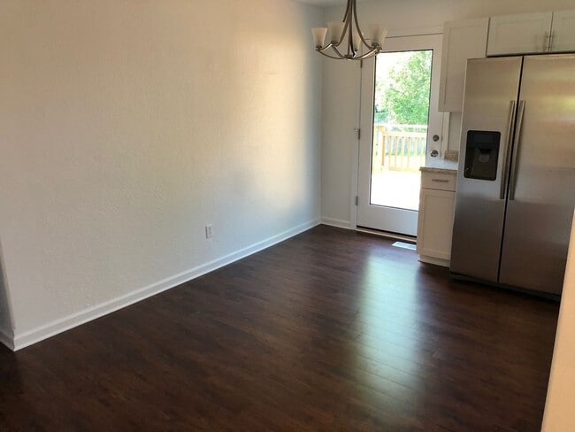 Building Photo - Beautiful South Side Home