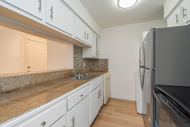 Foto del edificio - 7200 Clarewood Dr