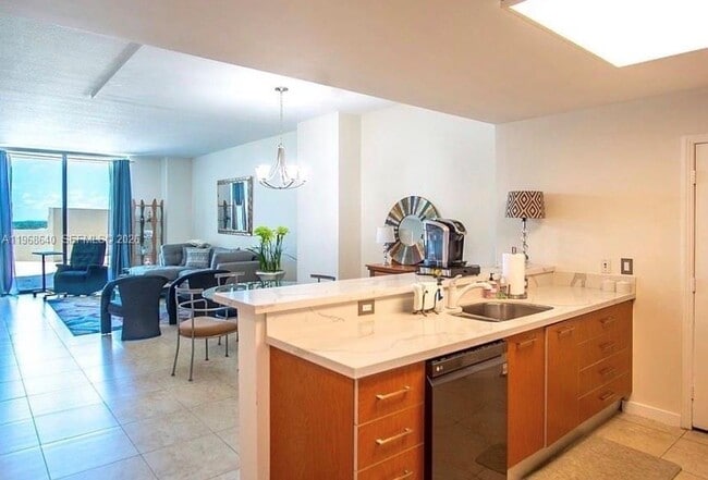 Foto del edificio - 9066 SW 73rd Ct