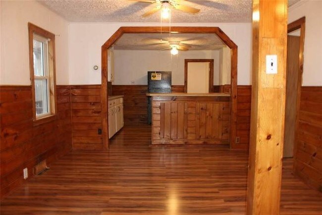 Building Photo - Updated 3 Bedroom House