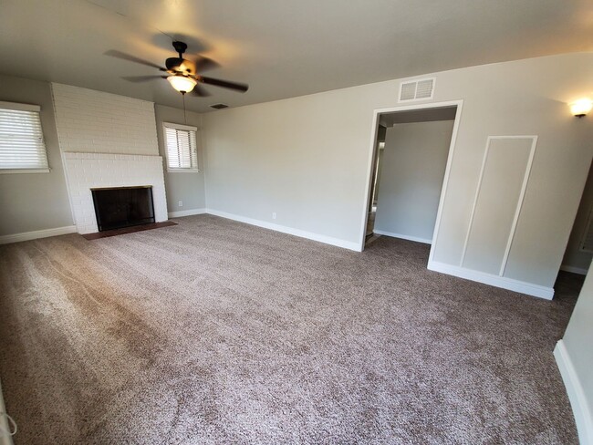 Building Photo - 1415