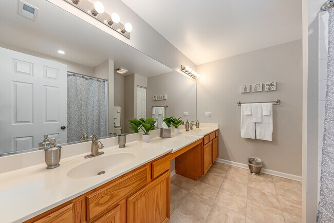 Foto del edificio - 2484 Warm Springs Ln