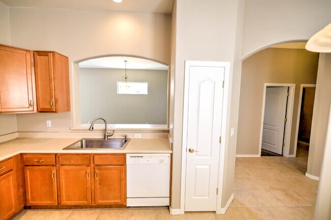 Foto del edificio - "Charming 2-Bedroom Oasis with Scenic View...