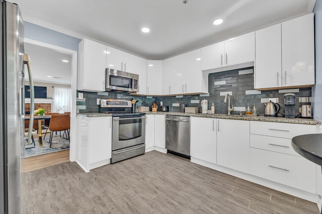 Building Photo - 586 Saint James Walk SE