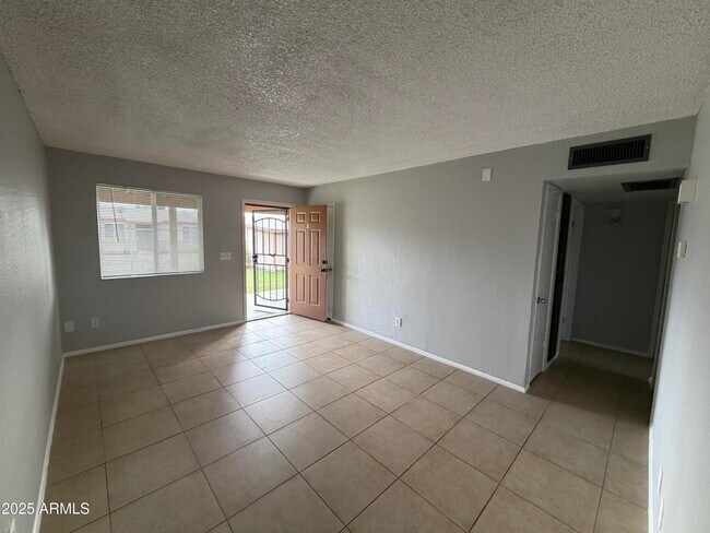 Foto del edificio - 8316 N 60th Ave