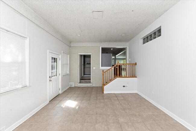Building Photo - 8943 Ewing Ave