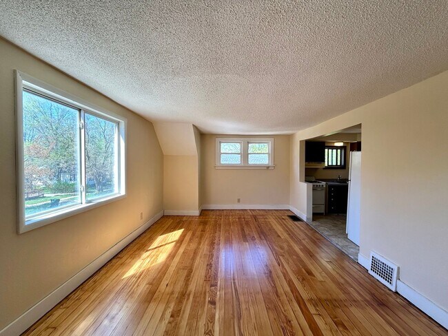 Building Photo - 654 E Isabella Ave
