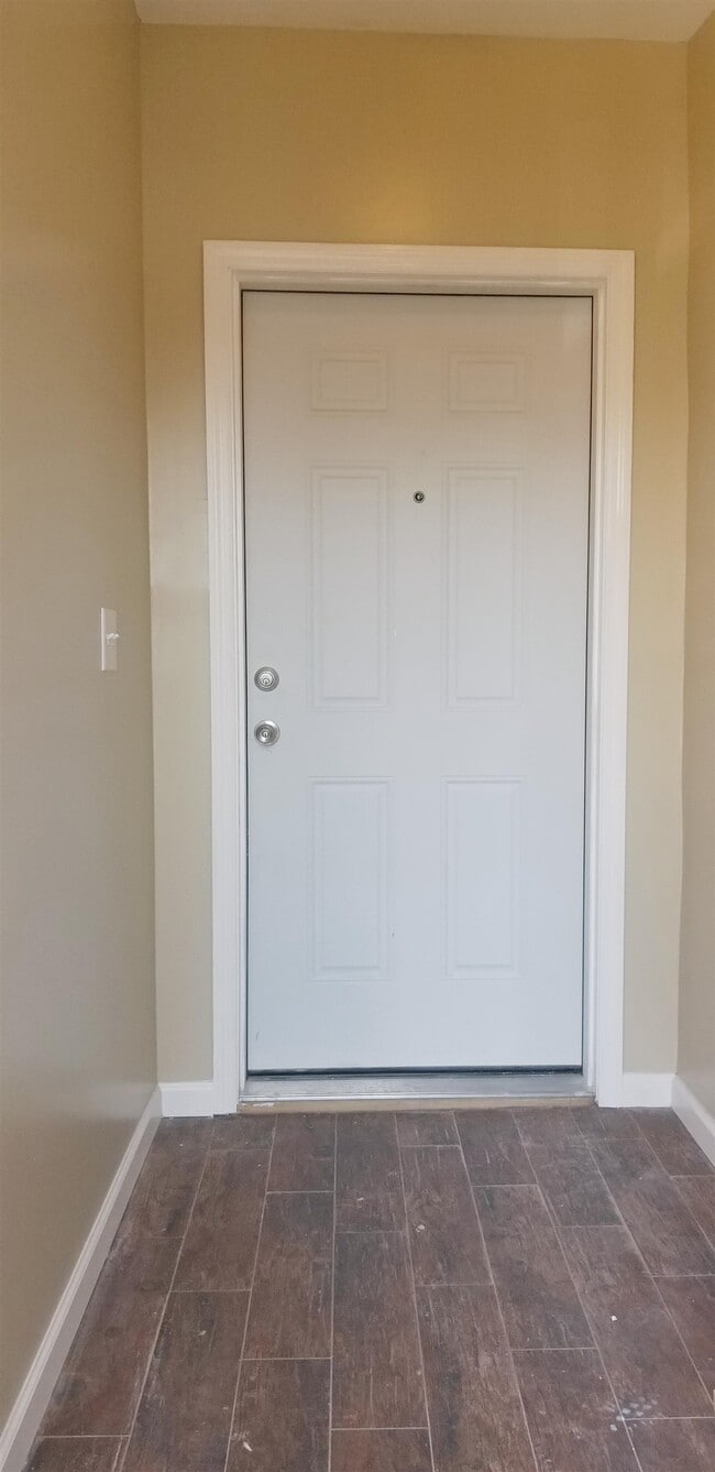 Building Photo - 422 West Side Ave