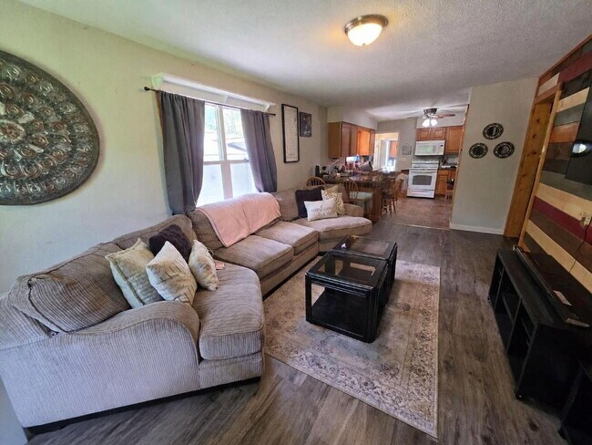 Foto del edificio - Country Living on 2.5 Acres Just Minutes from Eau Claire – 3 Bedroom Home with Bonus Rooms, Garag...