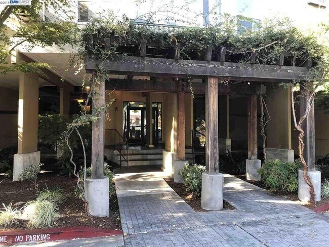 Foto del edificio - Great Shape Livermore Condo in Sonata Community with many Upgrades.