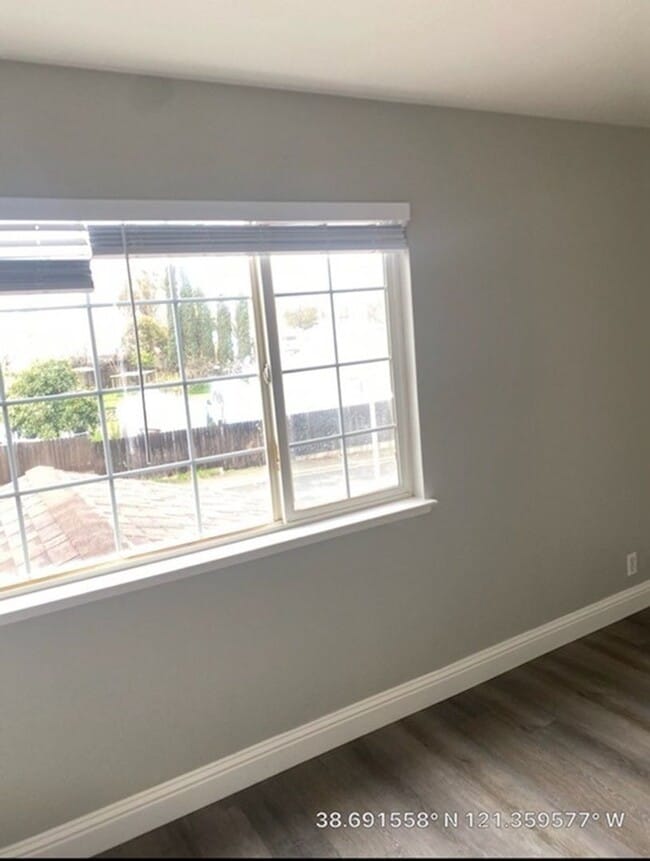 Building Photo - 4 Bed/3 Bath w/Loft.  HURRY won't Last Lon...