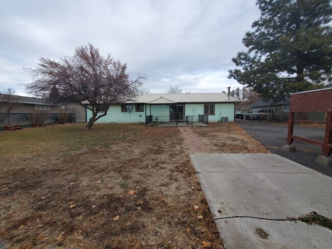 Building Photo - 3 Bedroom 1.5  Bath Single Family Home