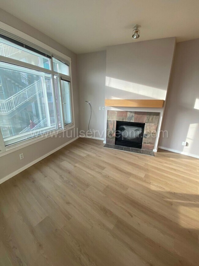Foto del edificio - RARE OPENING at Waterfront Landing – Spacious Waterfront 1BR w/ Private Deck, Views & Direct Pike...