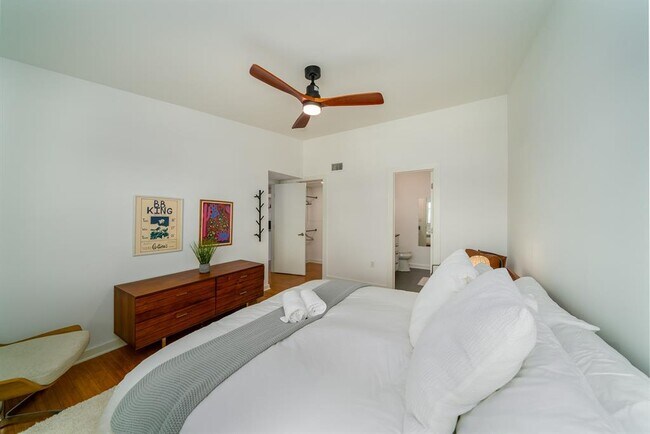 Foto del edificio - 2200 Dickson Dr