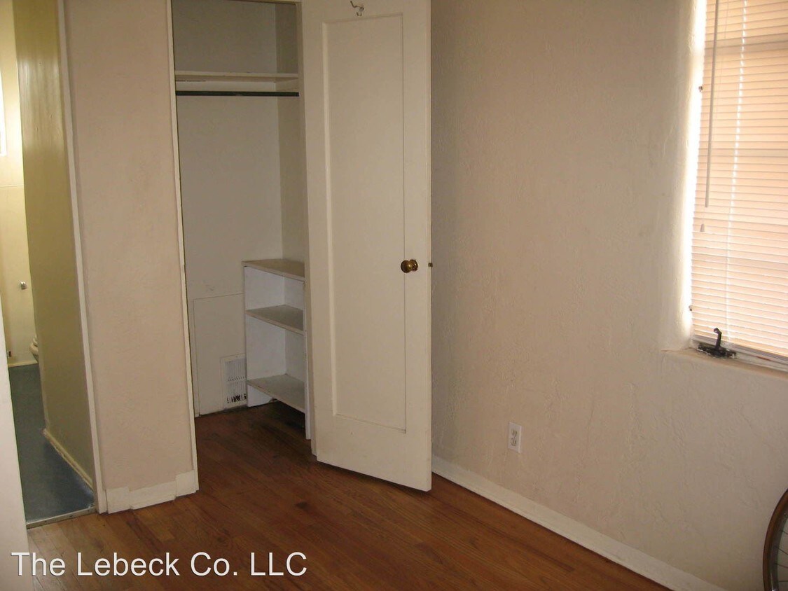 Building Photo - 916 1/2 Lomas Blvd NW