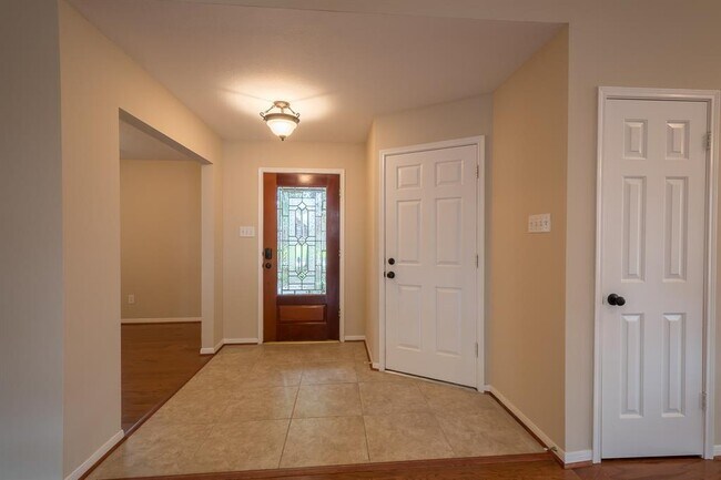 Building Photo - 16015 Lausanne Dr