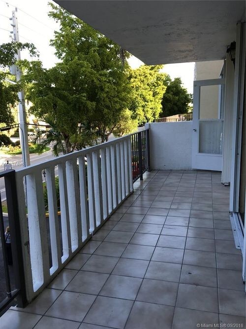 Foto del edificio - 1000 W Bay Harbor Dr