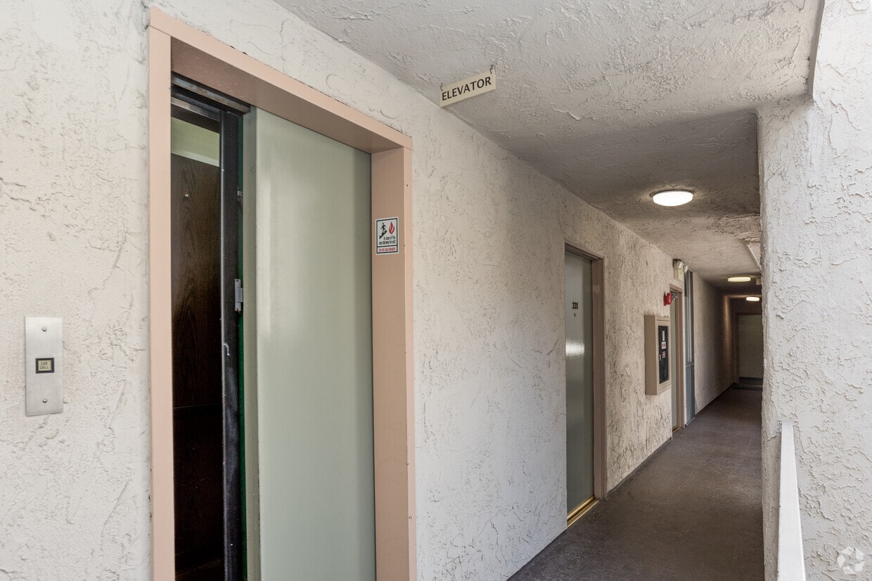 Glen Arbor Villas Apartments in Los Angeles, CA Westside Rentals