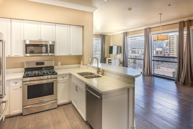 Foto del edificio - Gaslamp City Square Condo  2 bed 2 bath, top floor, corner unit VIEWS