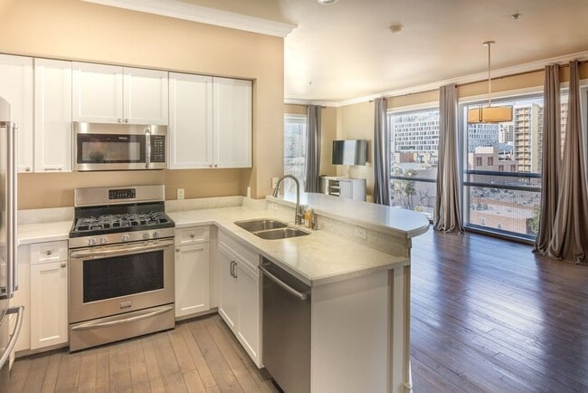 Building Photo - Gaslamp City Square Condo  2 bed 2 bath, top floor, corner unit VIEWS