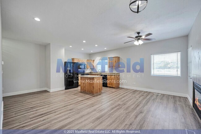 Building Photo - Golf Course Townhouse 3 BD 2.5 BA 2 GA w/ ...