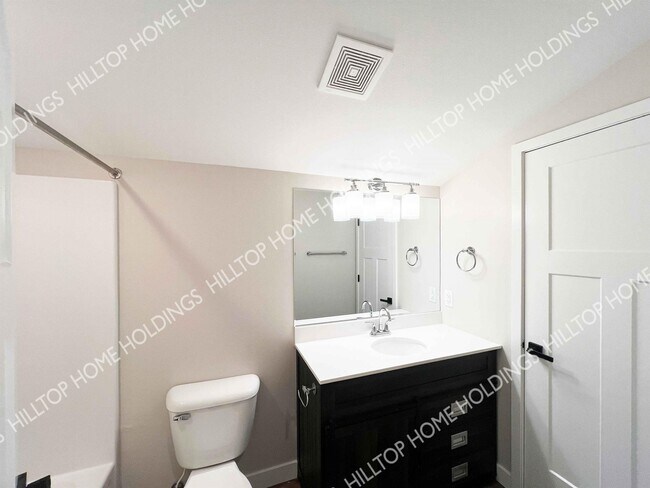 Building Photo - 10 S Oak St