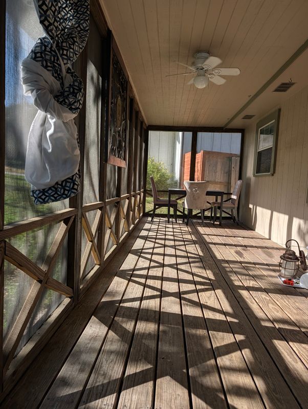 Building Photo - 10801 W Lakeview Dr