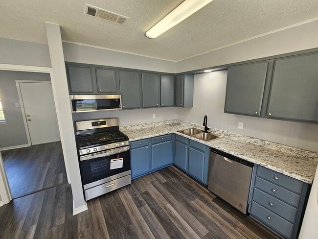 Foto del edificio - 1413 Plummer St