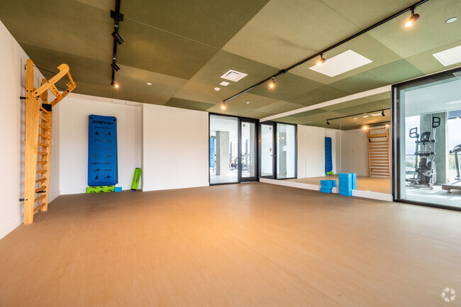 Yoga And Pilates Room - Haleco