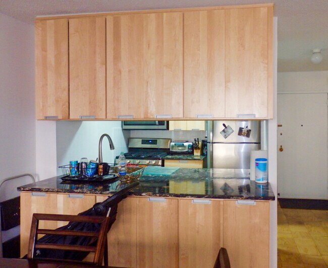Building Photo - 275 W 96th St